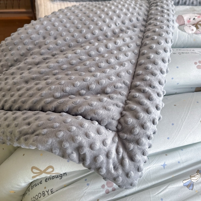 91家纺网 家纺一手货源 找家纺 兜米家居 2025新款针织豆豆绒被纯手工包边卡通立体豆豆绒保暖被被子被芯 萌萌小狗