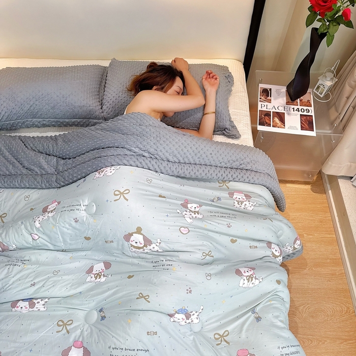 91家纺网 家纺一手货源 找家纺 兜米家居 2025新款针织豆豆绒被纯手工包边卡通立体豆豆绒保暖被被子被芯 萌萌小狗