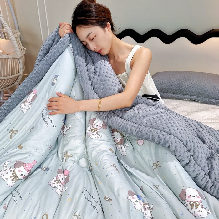 91家纺网 家纺一手货源 找家纺 兜米家居 2025新款针织豆豆绒被纯手工包边卡通立体豆豆绒保暖被被子被芯 萌萌小狗