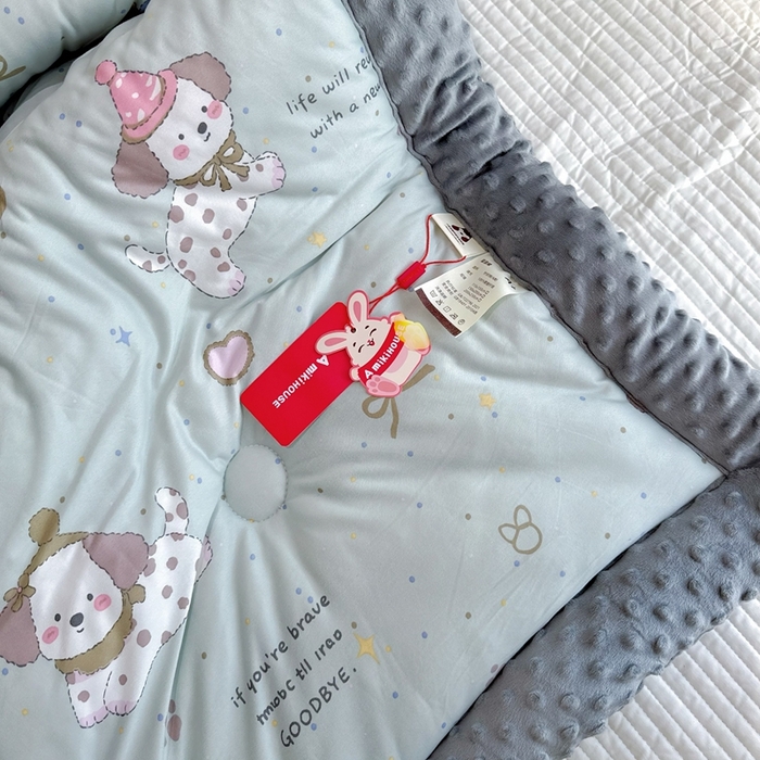 91家纺网 家纺一手货源 找家纺 兜米家居 2025新款针织豆豆绒被纯手工包边卡通立体豆豆绒保暖被被子被芯 萌萌小狗