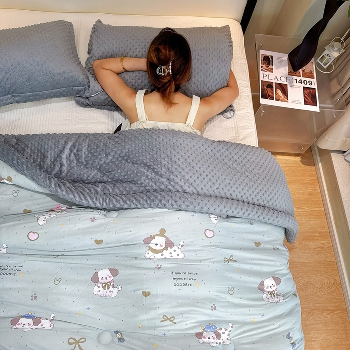 91家纺网 家纺一手货源 找家纺 兜米家居 2025新款针织豆豆绒被纯手工包边卡通立体豆豆绒保暖被被子被芯 萌萌小狗