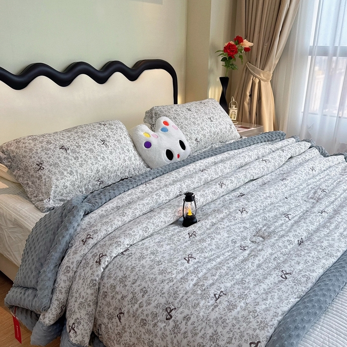 91家纺网 家纺一手货源 找家纺 兜米家居 2025新款针织豆豆绒被纯手工包边卡通立体豆豆绒保暖被被子被芯 唯美蝴蝶结