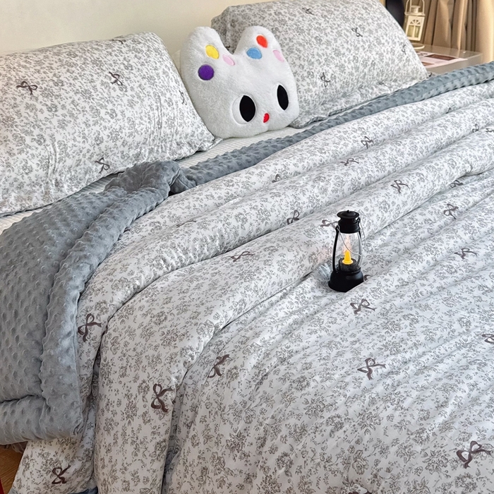 91家纺网 家纺一手货源 找家纺 兜米家居 2025新款针织豆豆绒被纯手工包边卡通立体豆豆绒保暖被被子被芯 唯美蝴蝶结