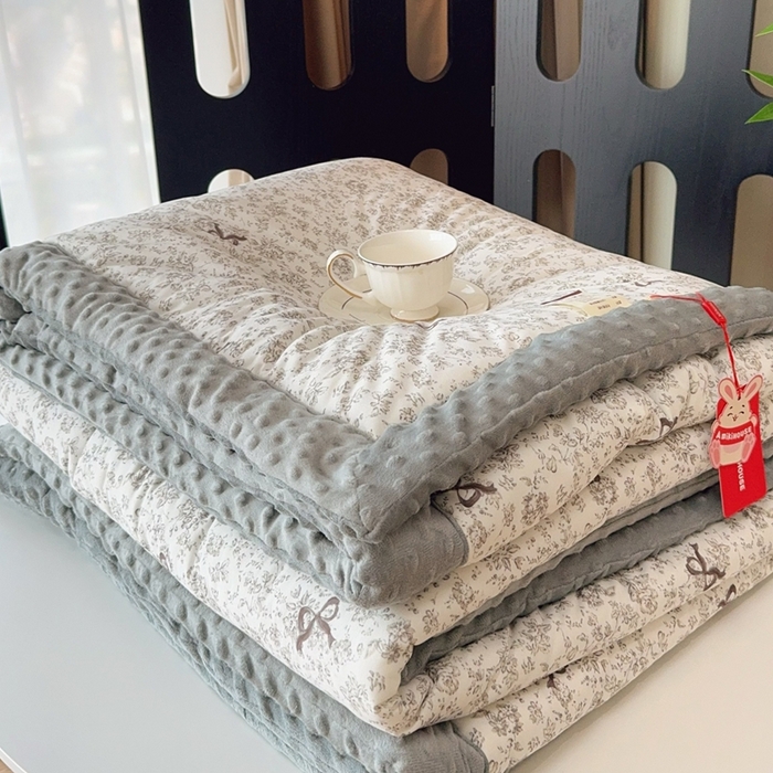 91家纺网 家纺一手货源 找家纺 兜米家居 2025新款针织豆豆绒被纯手工包边卡通立体豆豆绒保暖被被子被芯 唯美蝴蝶结