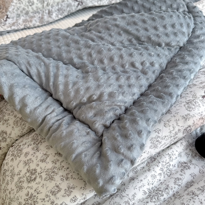 91家纺网 家纺一手货源 找家纺 兜米家居 2025新款针织豆豆绒被纯手工包边卡通立体豆豆绒保暖被被子被芯 唯美蝴蝶结