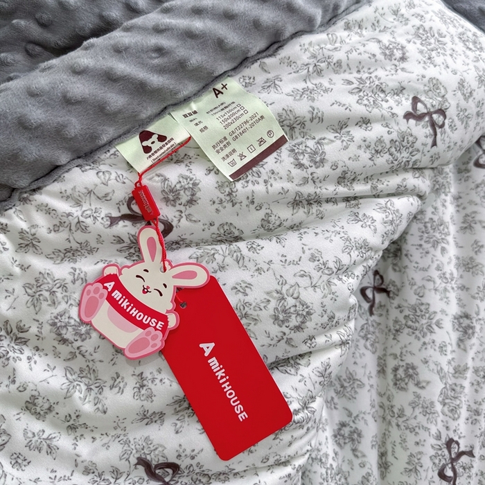 91家纺网 家纺一手货源 找家纺 兜米家居 2025新款针织豆豆绒被纯手工包边卡通立体豆豆绒保暖被被子被芯 唯美蝴蝶结