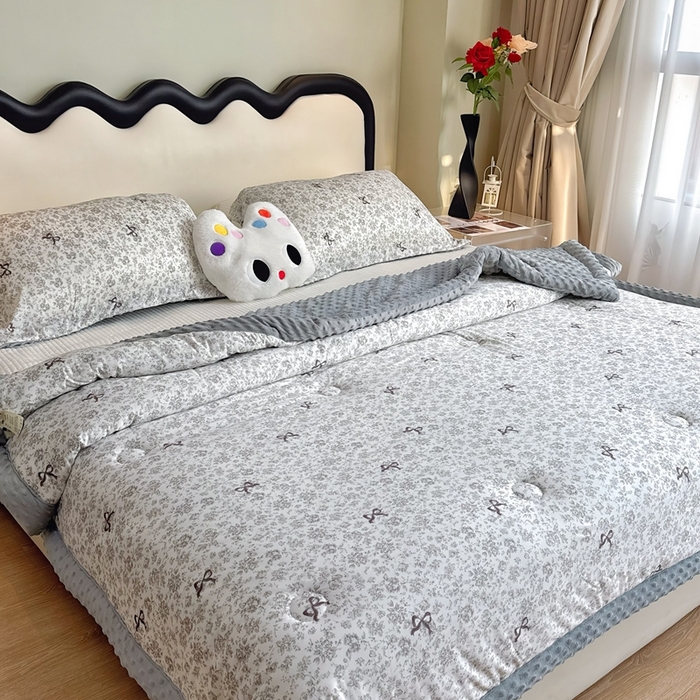 91家纺网 家纺一手货源 找家纺 兜米家居 2025新款针织豆豆绒被纯手工包边卡通立体豆豆绒保暖被被子被芯 唯美蝴蝶结