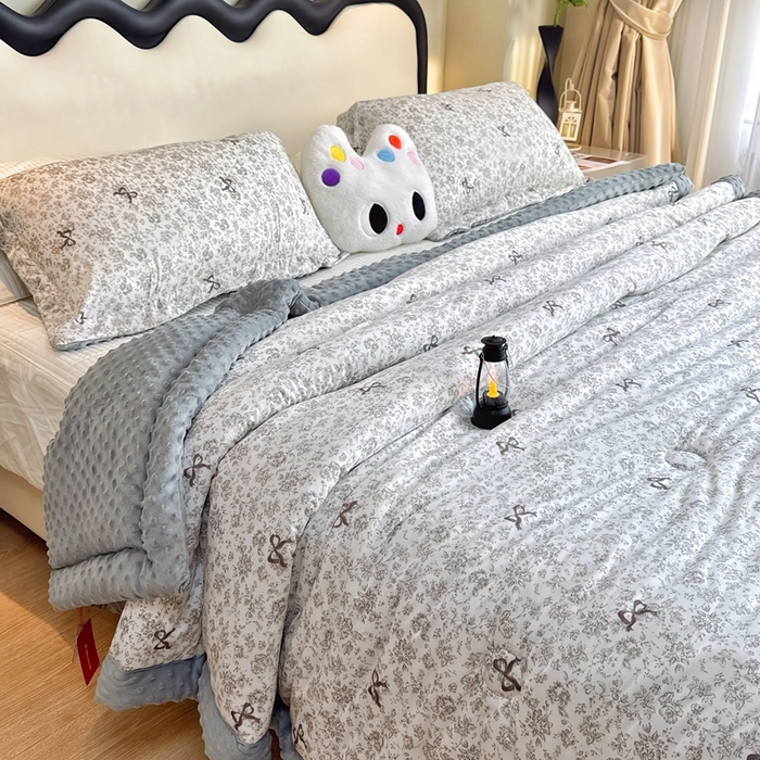 91家纺网 家纺一手货源 找家纺 兜米家居 2025新款针织豆豆绒被纯手工包边卡通立体豆豆绒保暖被被子被芯 唯美蝴蝶结