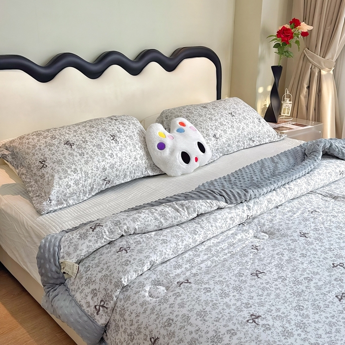 91家纺网 家纺一手货源 找家纺 兜米家居 2025新款针织豆豆绒被纯手工包边卡通立体豆豆绒保暖被被子被芯 唯美蝴蝶结