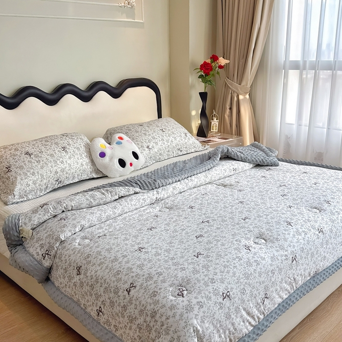 91家纺网 家纺一手货源 找家纺 兜米家居 2025新款针织豆豆绒被纯手工包边卡通立体豆豆绒保暖被被子被芯 唯美蝴蝶结