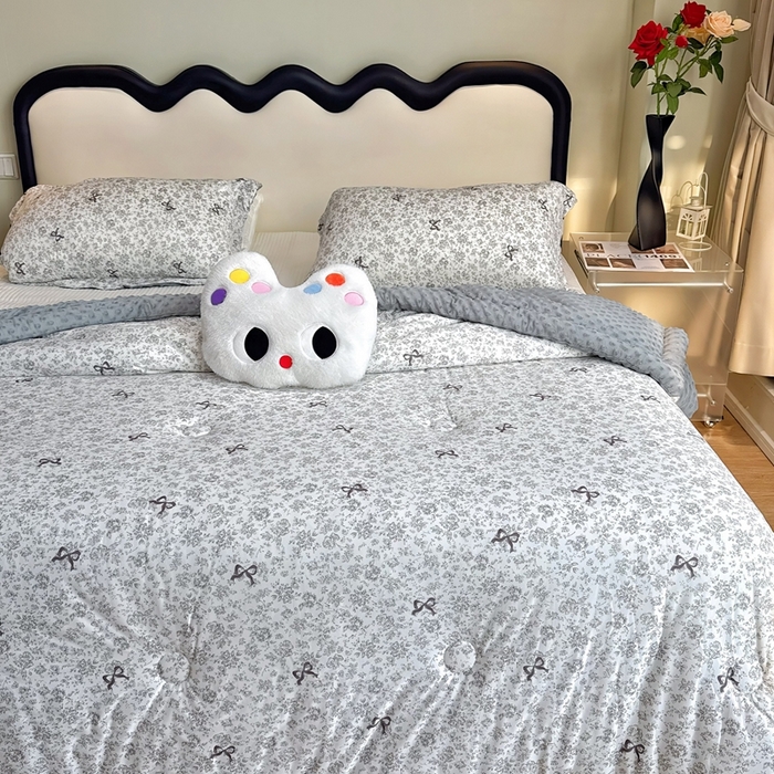 91家纺网 家纺一手货源 找家纺 兜米家居 2025新款针织豆豆绒被纯手工包边卡通立体豆豆绒保暖被被子被芯 唯美蝴蝶结