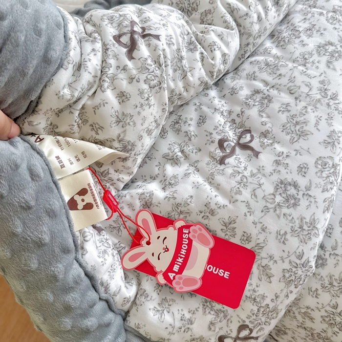 91家纺网 家纺一手货源 找家纺 兜米家居 2025新款针织豆豆绒被纯手工包边卡通立体豆豆绒保暖被被子被芯 唯美蝴蝶结