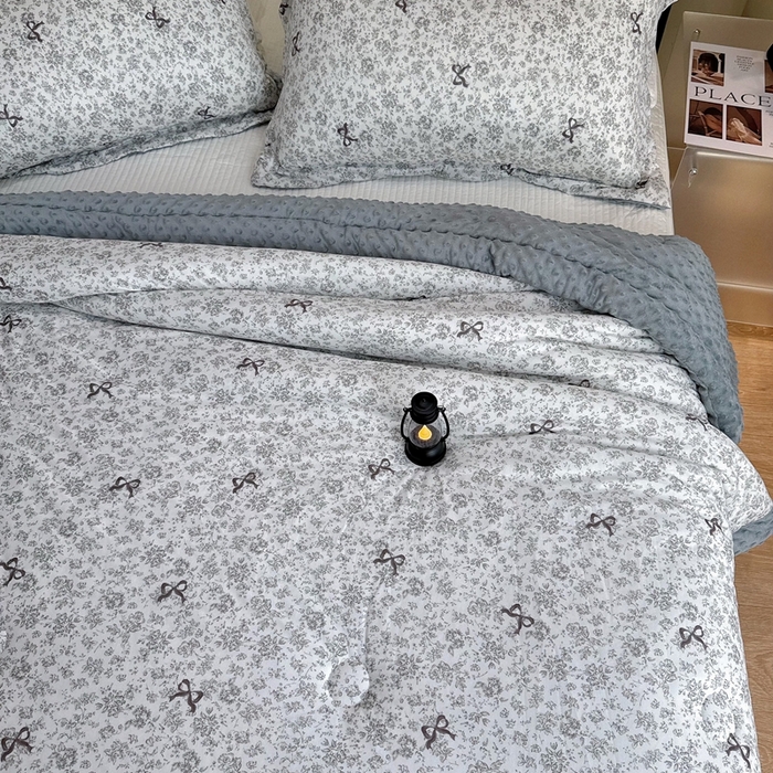 91家纺网 家纺一手货源 找家纺 兜米家居 2025新款针织豆豆绒被纯手工包边卡通立体豆豆绒保暖被被子被芯 唯美蝴蝶结