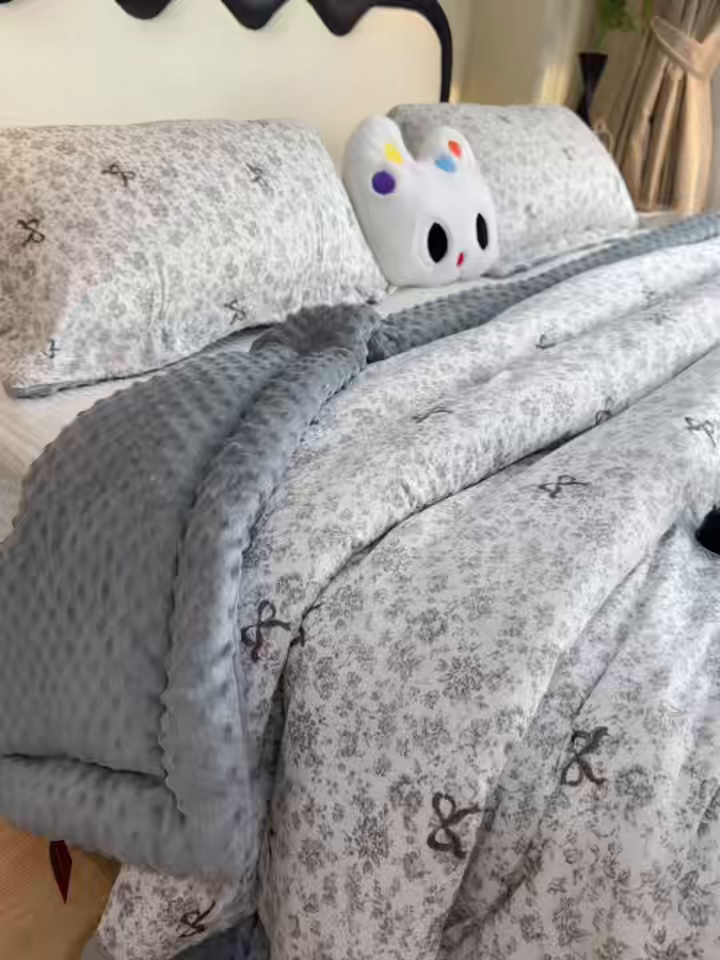 91家纺网 家纺一手货源 找家纺 兜米家居 2025新款针织豆豆绒被纯手工包边卡通立体豆豆绒保暖被被子被芯 唯美蝴蝶结