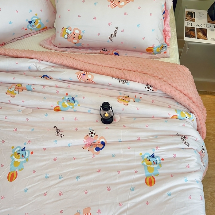 91家纺网 家纺一手货源 找家纺 兜米家居 2025新款针织豆豆绒被纯手工包边卡通立体豆豆绒保暖被被子被芯 戏团小象