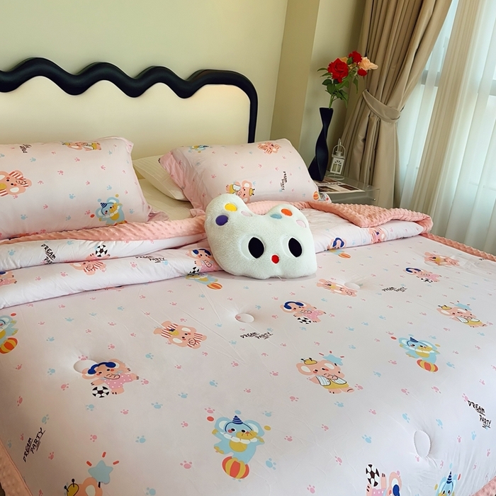 91家纺网 家纺一手货源 找家纺 兜米家居 2025新款针织豆豆绒被纯手工包边卡通立体豆豆绒保暖被被子被芯 戏团小象