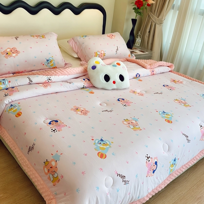 91家纺网 家纺一手货源 找家纺 兜米家居 2025新款针织豆豆绒被纯手工包边卡通立体豆豆绒保暖被被子被芯 戏团小象