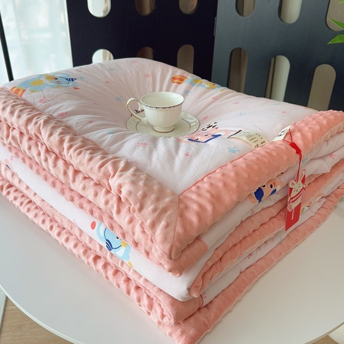 91家纺网 家纺一手货源 找家纺 兜米家居 2025新款针织豆豆绒被纯手工包边卡通立体豆豆绒保暖被被子被芯 戏团小象