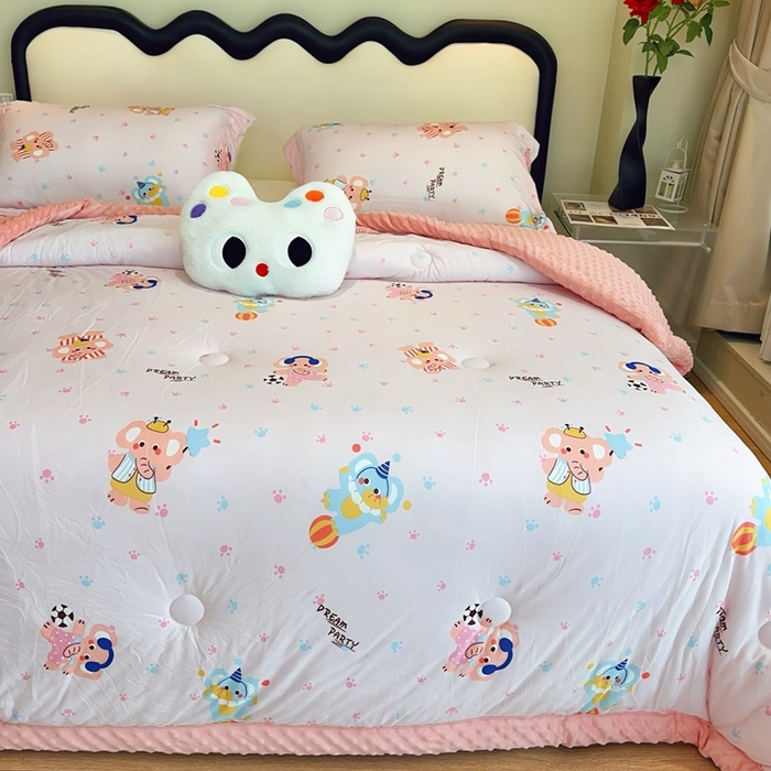 91家纺网 家纺一手货源 找家纺 兜米家居 2025新款针织豆豆绒被纯手工包边卡通立体豆豆绒保暖被被子被芯 戏团小象