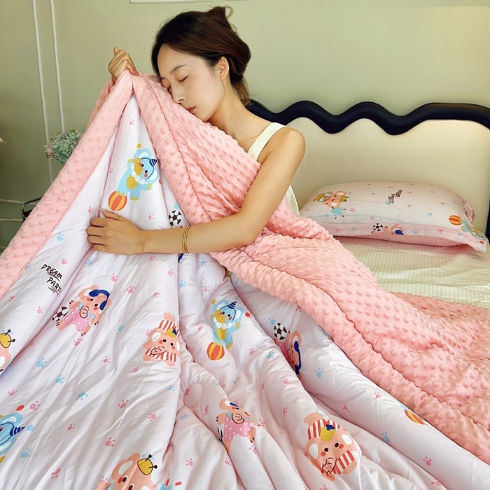 91家纺网 家纺一手货源 找家纺 兜米家居 2025新款针织豆豆绒被纯手工包边卡通立体豆豆绒保暖被被子被芯 戏团小象