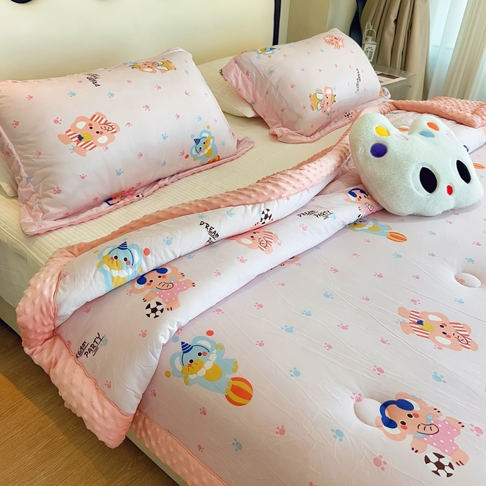 91家纺网 家纺一手货源 找家纺 兜米家居 2025新款针织豆豆绒被纯手工包边卡通立体豆豆绒保暖被被子被芯 戏团小象