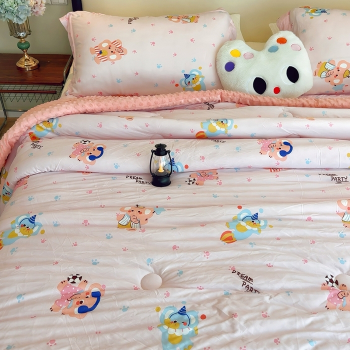 91家纺网 家纺一手货源 找家纺 兜米家居 2025新款针织豆豆绒被纯手工包边卡通立体豆豆绒保暖被被子被芯 戏团小象