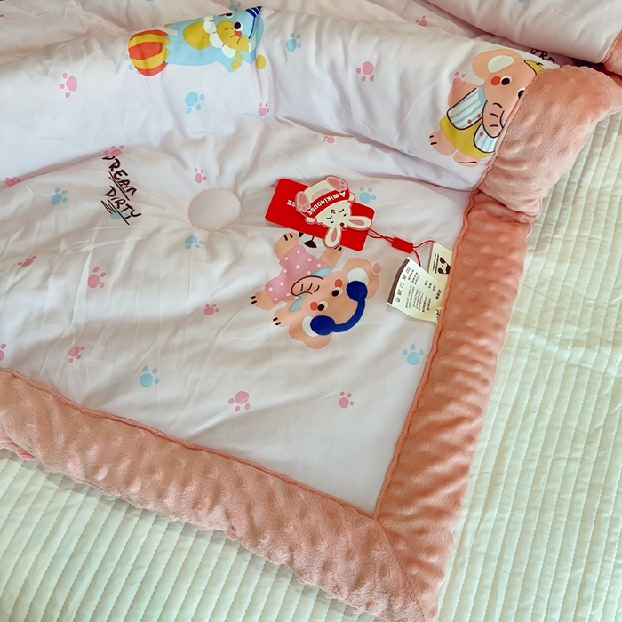 91家纺网 家纺一手货源 找家纺 兜米家居 2025新款针织豆豆绒被纯手工包边卡通立体豆豆绒保暖被被子被芯 戏团小象