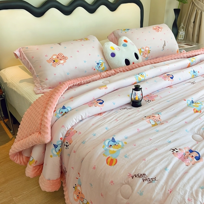 91家纺网 家纺一手货源 找家纺 兜米家居 2025新款针织豆豆绒被纯手工包边卡通立体豆豆绒保暖被被子被芯 戏团小象