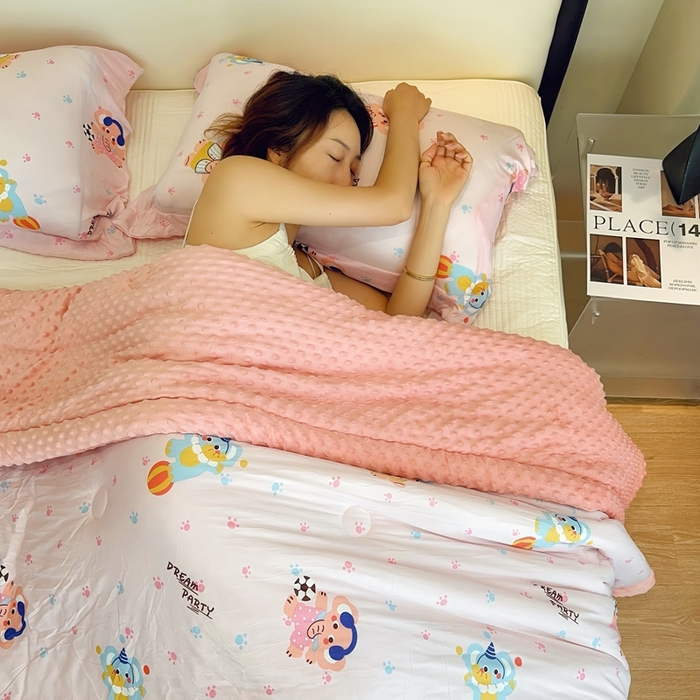 91家纺网 家纺一手货源 找家纺 兜米家居 2025新款针织豆豆绒被纯手工包边卡通立体豆豆绒保暖被被子被芯 戏团小象