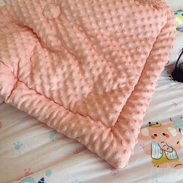 91家纺网 家纺一手货源 找家纺 兜米家居 2025新款针织豆豆绒被纯手工包边卡通立体豆豆绒保暖被被子被芯 戏团小象