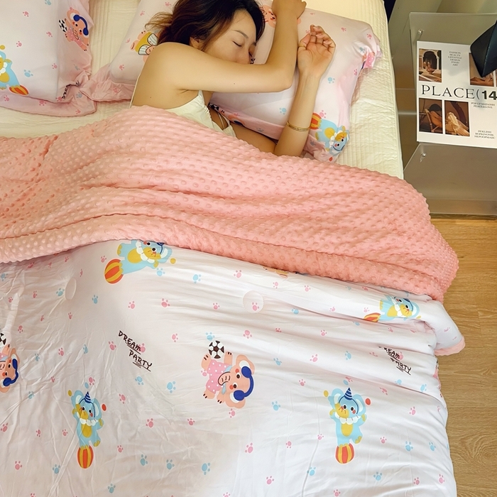 91家纺网 家纺一手货源 找家纺 兜米家居 2025新款针织豆豆绒被纯手工包边卡通立体豆豆绒保暖被被子被芯 戏团小象