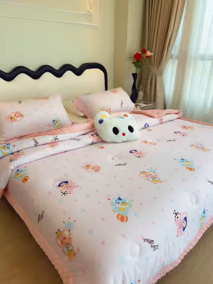 91家纺网 家纺一手货源 找家纺 兜米家居 2025新款针织豆豆绒被纯手工包边卡通立体豆豆绒保暖被被子被芯 戏团小象