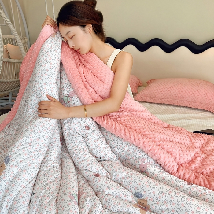 91家纺网 家纺一手货源 找家纺 兜米家居 2025新款针织豆豆绒被纯手工包边卡通立体豆豆绒保暖被被子被芯 熊猫和兔兔