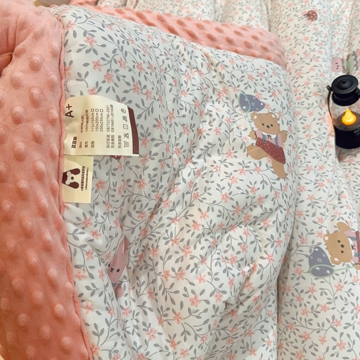 91家纺网 家纺一手货源 找家纺 兜米家居 2025新款针织豆豆绒被纯手工包边卡通立体豆豆绒保暖被被子被芯 熊猫和兔兔