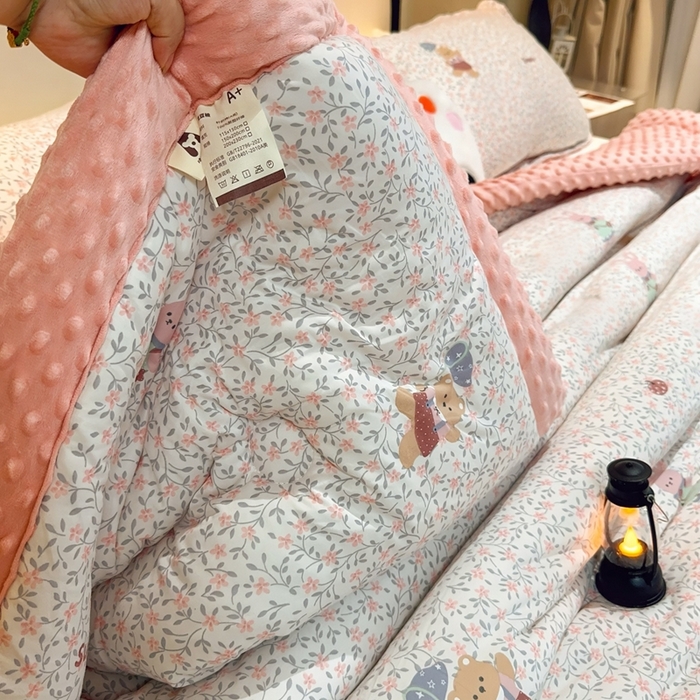 91家纺网 家纺一手货源 找家纺 兜米家居 2025新款针织豆豆绒被纯手工包边卡通立体豆豆绒保暖被被子被芯 熊猫和兔兔