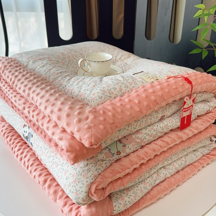 91家纺网 家纺一手货源 找家纺 兜米家居 2025新款针织豆豆绒被纯手工包边卡通立体豆豆绒保暖被被子被芯 熊猫和兔兔