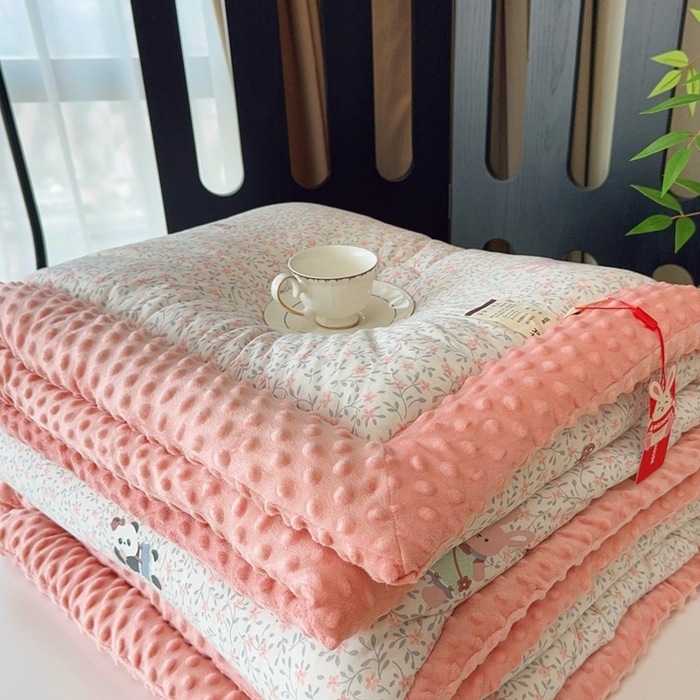 91家纺网 家纺一手货源 找家纺 兜米家居 2025新款针织豆豆绒被纯手工包边卡通立体豆豆绒保暖被被子被芯 熊猫和兔兔