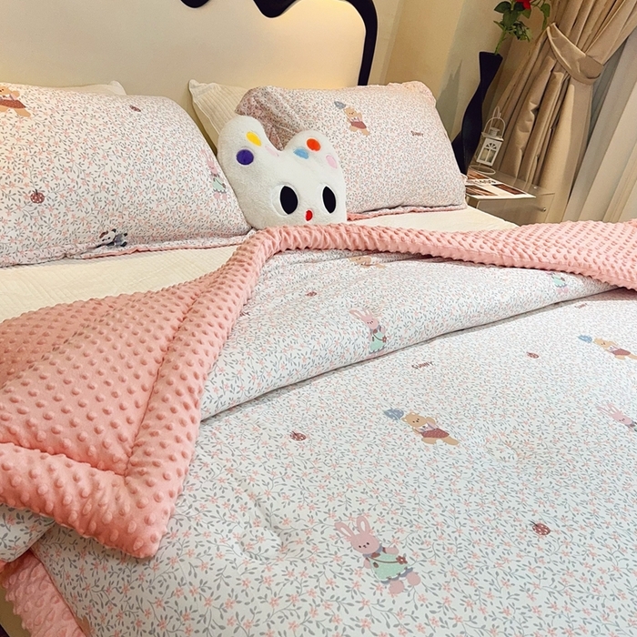 91家纺网 家纺一手货源 找家纺 兜米家居 2025新款针织豆豆绒被纯手工包边卡通立体豆豆绒保暖被被子被芯 熊猫和兔兔