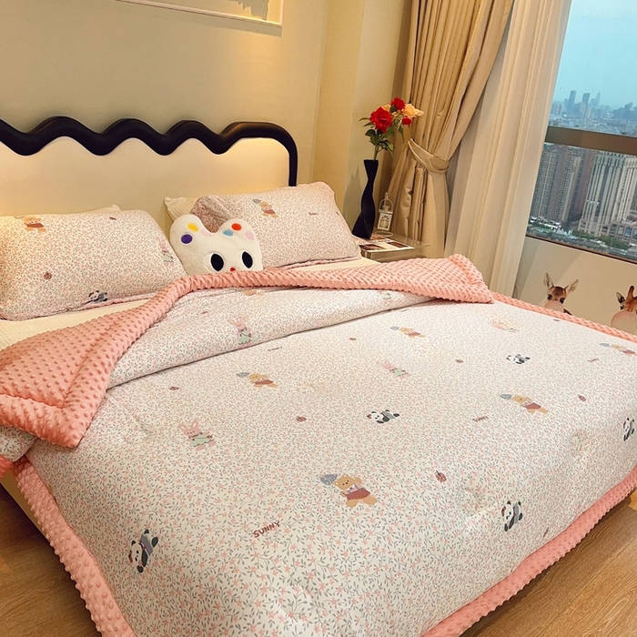 91家纺网 家纺一手货源 找家纺 兜米家居 2025新款针织豆豆绒被纯手工包边卡通立体豆豆绒保暖被被子被芯 熊猫和兔兔