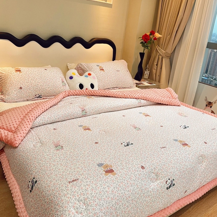 91家纺网 家纺一手货源 找家纺 兜米家居 2025新款针织豆豆绒被纯手工包边卡通立体豆豆绒保暖被被子被芯 熊猫和兔兔