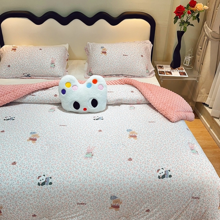 91家纺网 家纺一手货源 找家纺 兜米家居 2025新款针织豆豆绒被纯手工包边卡通立体豆豆绒保暖被被子被芯 熊猫和兔兔