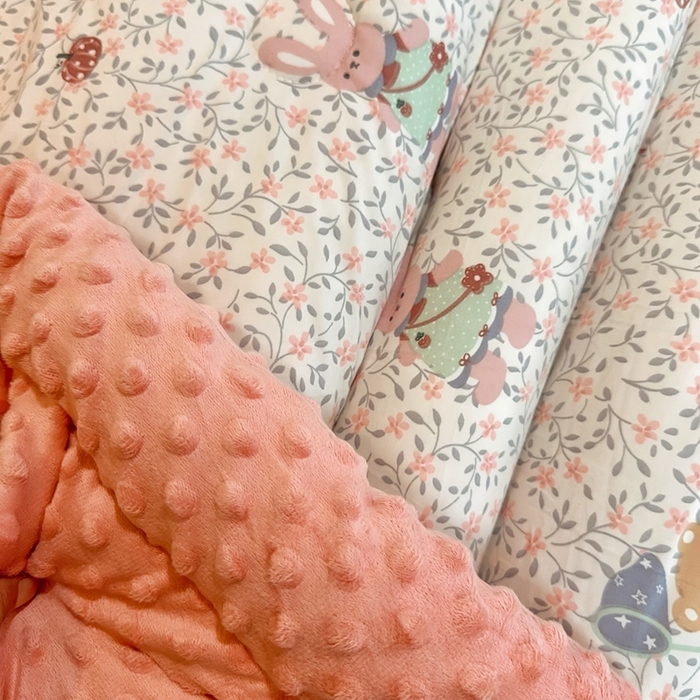 91家纺网 家纺一手货源 找家纺 兜米家居 2025新款针织豆豆绒被纯手工包边卡通立体豆豆绒保暖被被子被芯 熊猫和兔兔