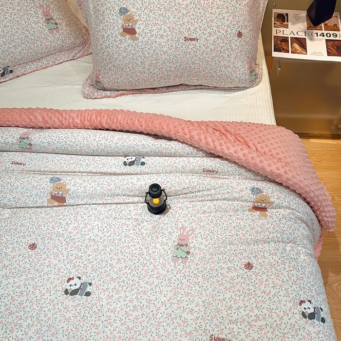 91家纺网 家纺一手货源 找家纺 兜米家居 2025新款针织豆豆绒被纯手工包边卡通立体豆豆绒保暖被被子被芯 熊猫和兔兔