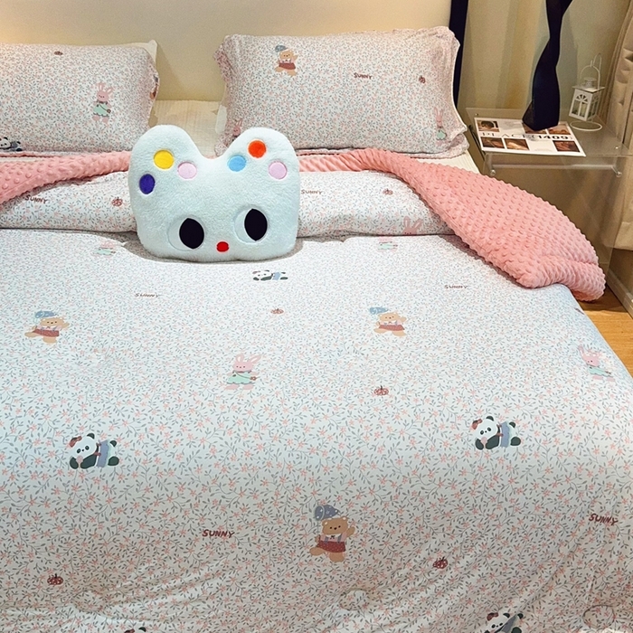 91家纺网 家纺一手货源 找家纺 兜米家居 2025新款针织豆豆绒被纯手工包边卡通立体豆豆绒保暖被被子被芯 熊猫和兔兔