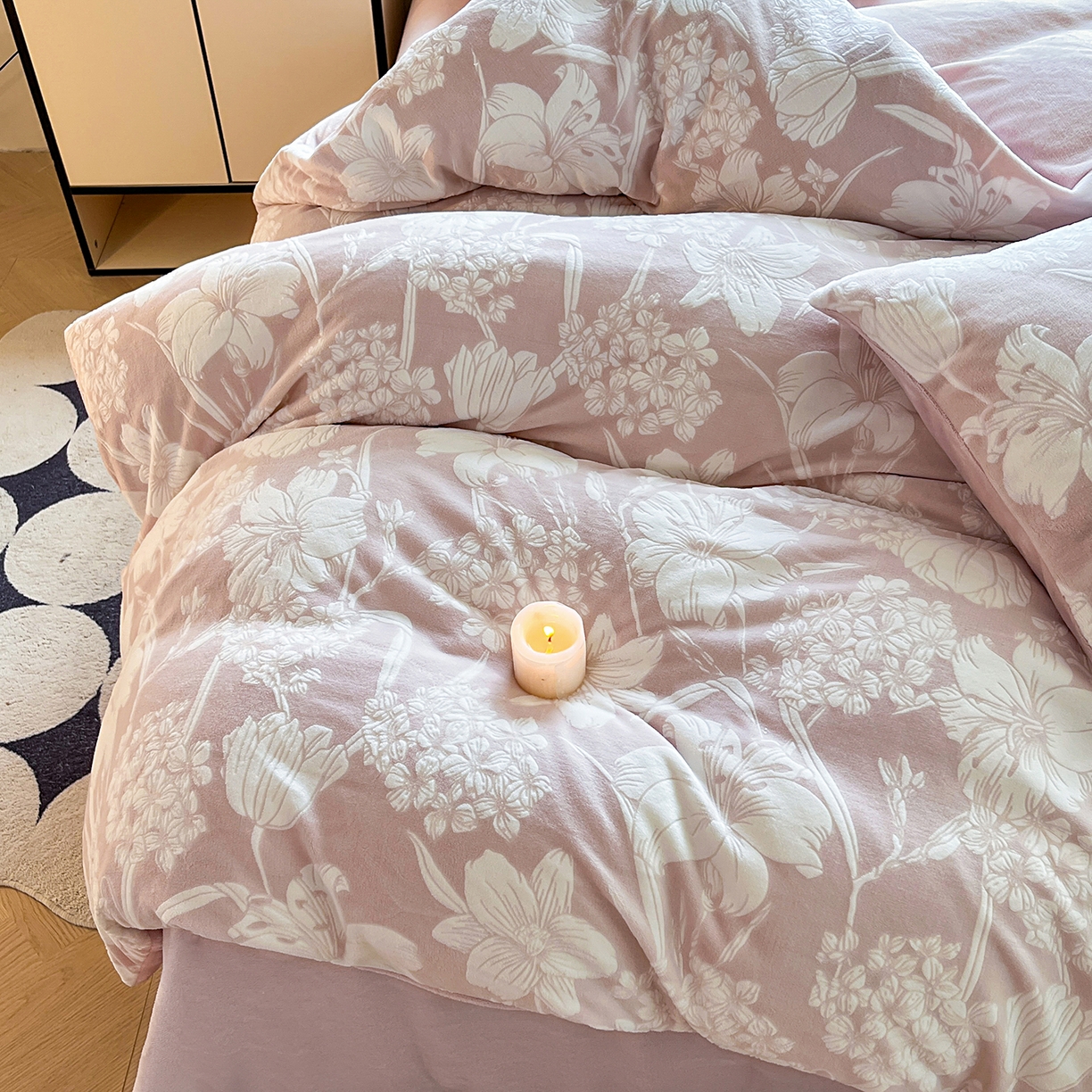 91家纺网 家纺一手货源 找家纺 大境 2025秋冬新款A类230克牛奶绒雕花烂花绒宝宝绒床笠款床单款四件套 花恋