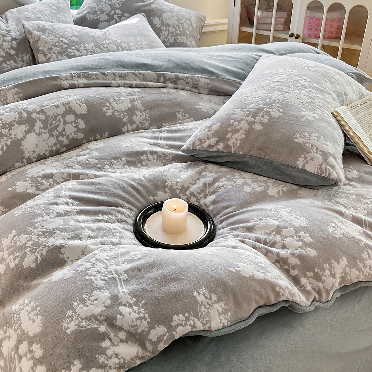 91家纺网 家纺一手货源 找家纺 大境 2025秋冬新款A类230克牛奶绒雕花烂花绒宝宝绒床笠款床单款四件套 叶之恋