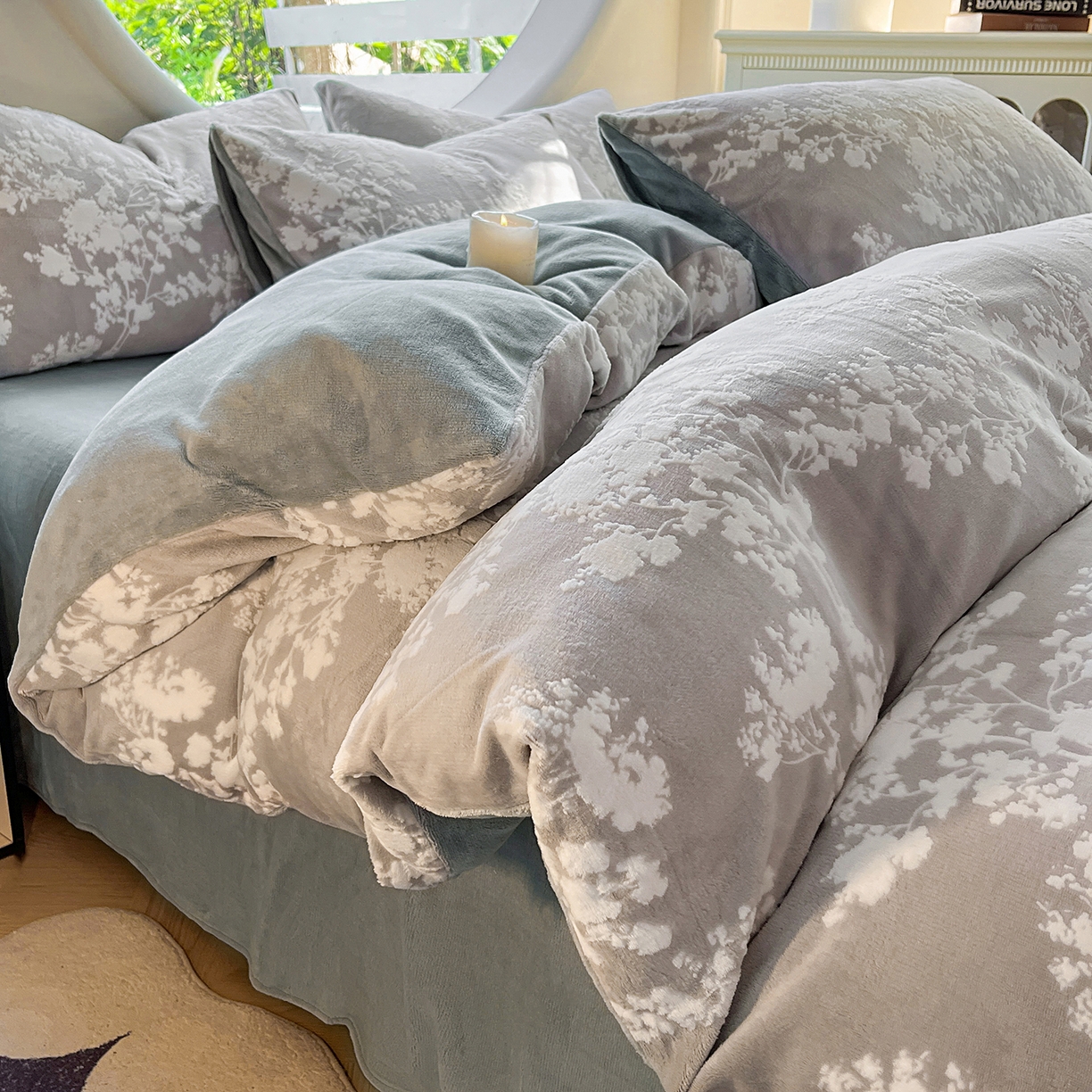 91家纺网 家纺一手货源 找家纺 大境 2025秋冬新款A类230克牛奶绒雕花烂花绒宝宝绒床笠款床单款四件套 叶之恋