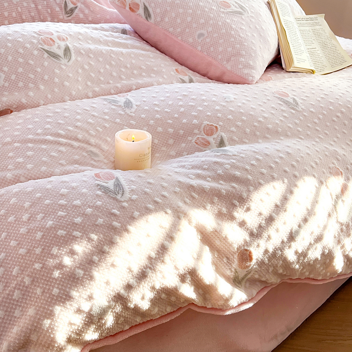 91家纺网 家纺一手货源 找家纺 大境 2025秋冬新款A类230克牛奶绒雕花烂花绒宝宝绒床笠款床单款四件套 郁金香粉