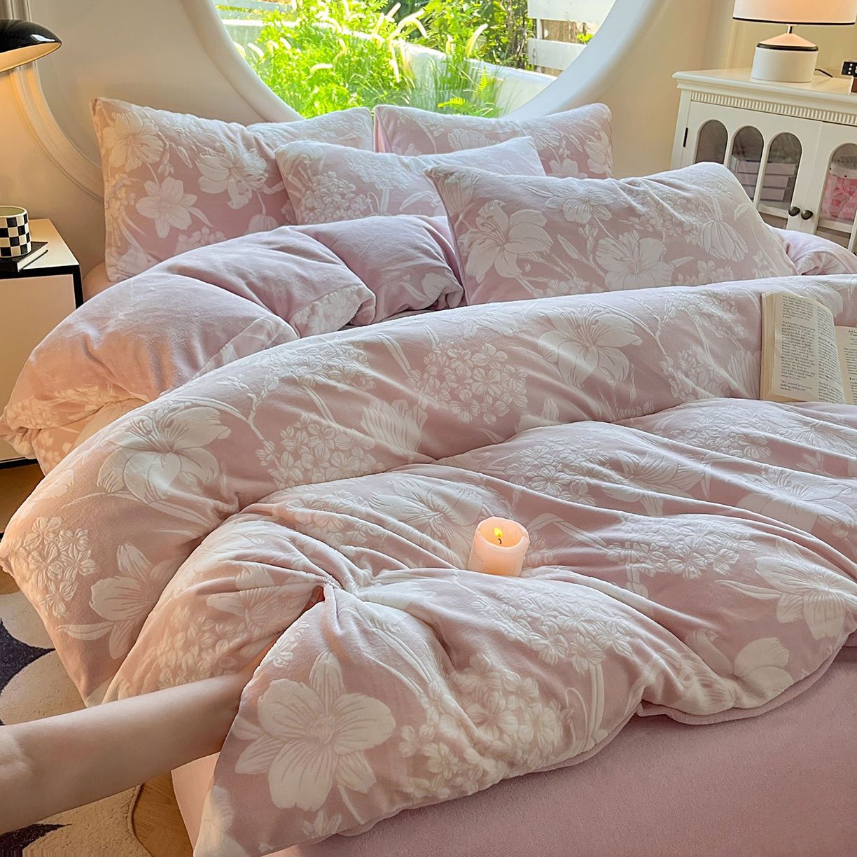 91家纺网 家纺一手货源 找家纺 大境 2025秋冬新款A类230克牛奶绒雕花烂花绒宝宝绒床笠款床单款四件套 花恋