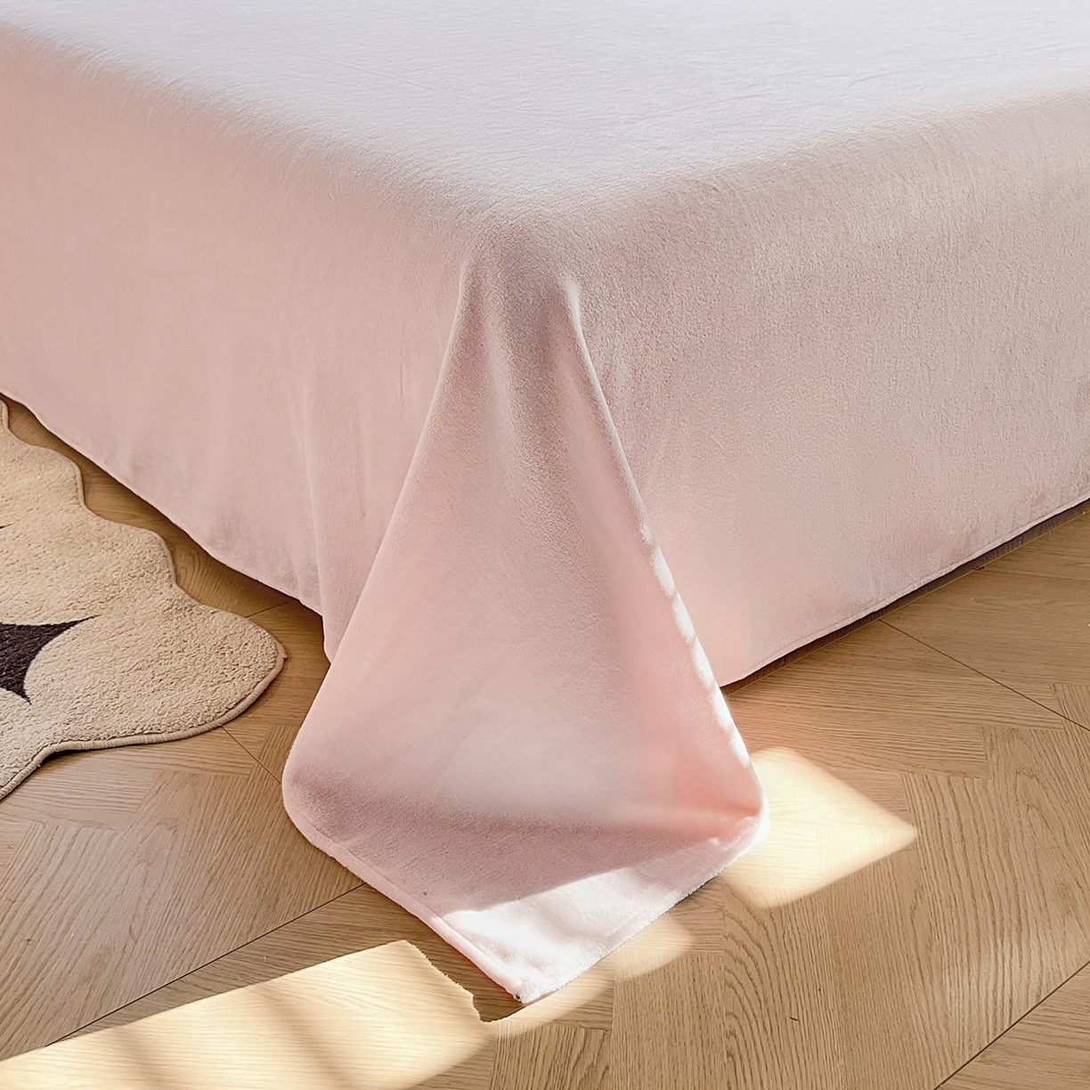 91家纺网 家纺一手货源 找家纺 大境 2025秋冬新款A类230克牛奶绒雕花烂花绒宝宝绒床笠款床单款四件套 浪漫花香 粉